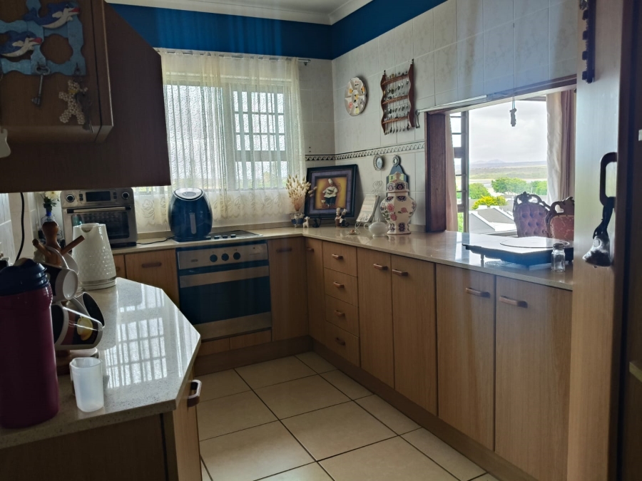 6 Bedroom Property for Sale in Paradise Beach Eastern Cape